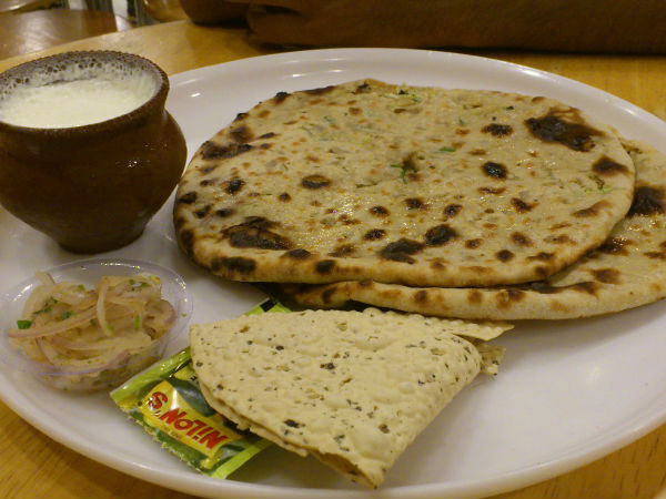 चटनी संग परांठा