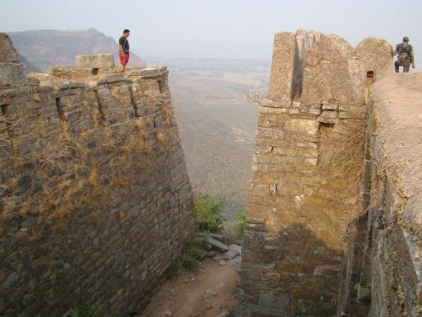 किले के दरवाजे से टपकता था खून