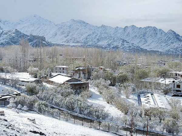 पहाड़ों पर ड्राइविंग करने से पहले जान लें नियम