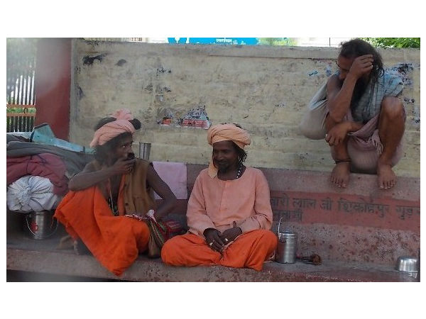 भिखारी-ढोंगियों से बचें