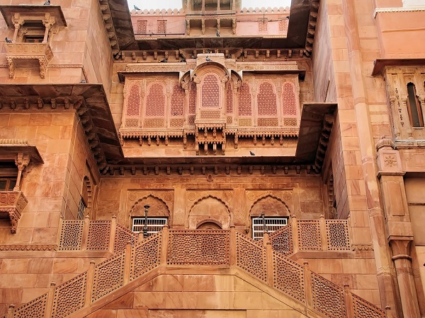 रंग बदलती हवेलियां