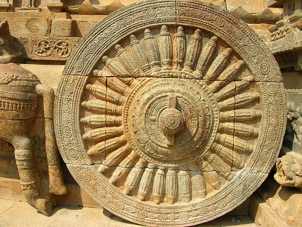 मंदिर की भव्यता और देवी-देवता