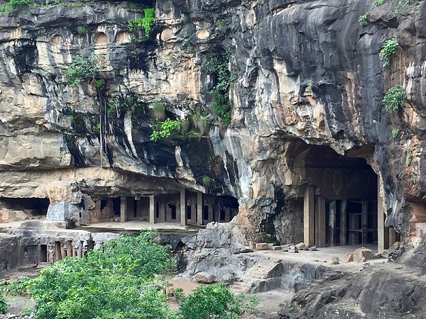 पीतलखोरा की गुफाएं