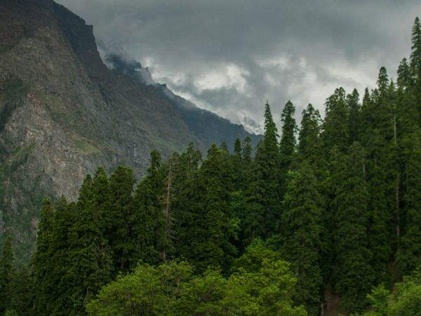 उंचे-उंचे बर्फ से ढके पहाड़