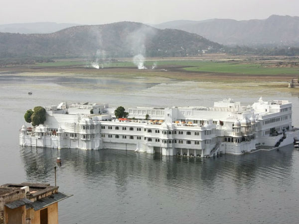 हेलीकाप्टर से करें उदयपुर दर्शन