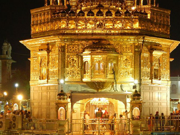 विश्व विख्यात स्वर्ण मंदिर