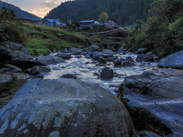 घूमते हुए गांव वालों से करें
