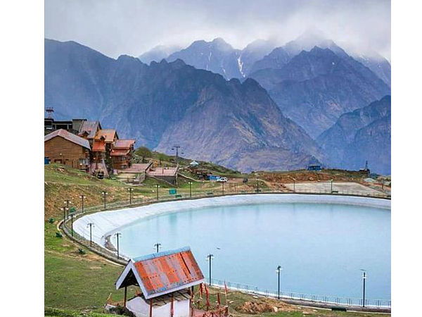 मानव-निर्मित झील देखें