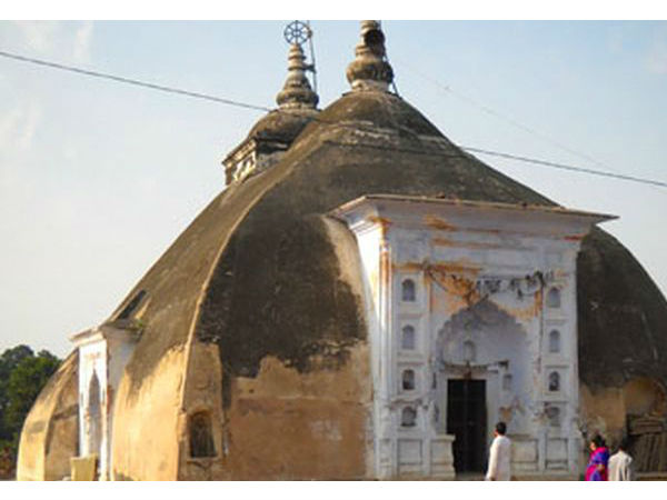 मंदिर के दूर दूर तक नहीं पानी फिर भी टपकती है बूंदे