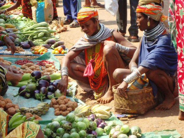 लोकल मार्केट घूमें