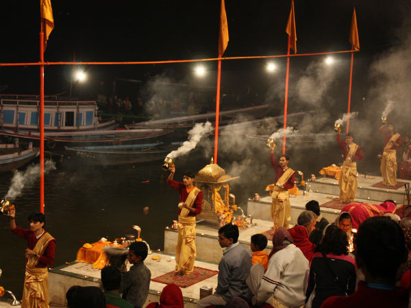 आरती से पहले ही अपना जगह पर बैठ जायें