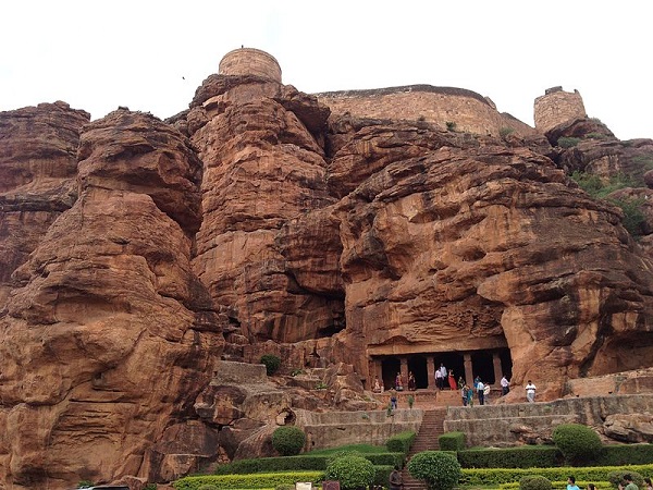 बादामी गुफा