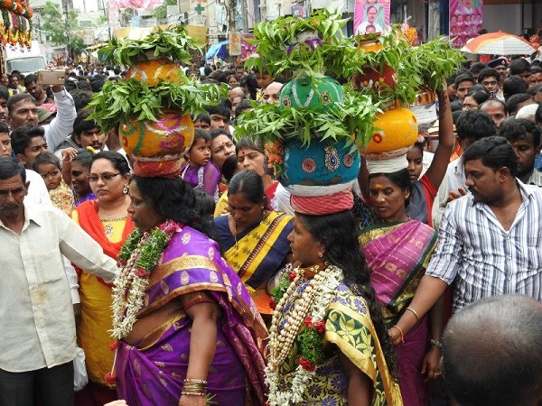 निकलती है शोभ यात्रा