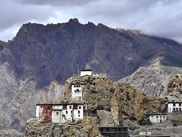 यहां के आकर्षक स्थल