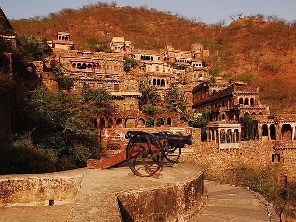 नीमराना का किला