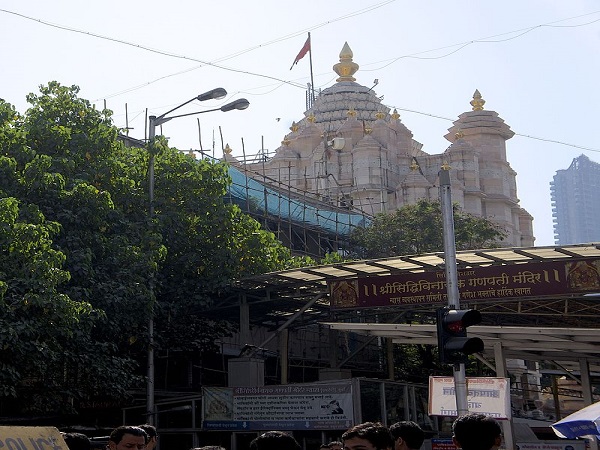 अमीर मंदिरों में शामिल