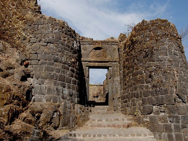 प्राचीन सिंहगढ़ फोर्ट