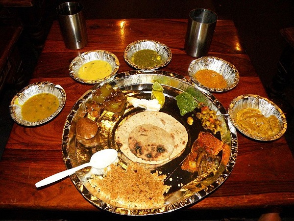 लजीज व्यंजनों का आनंद