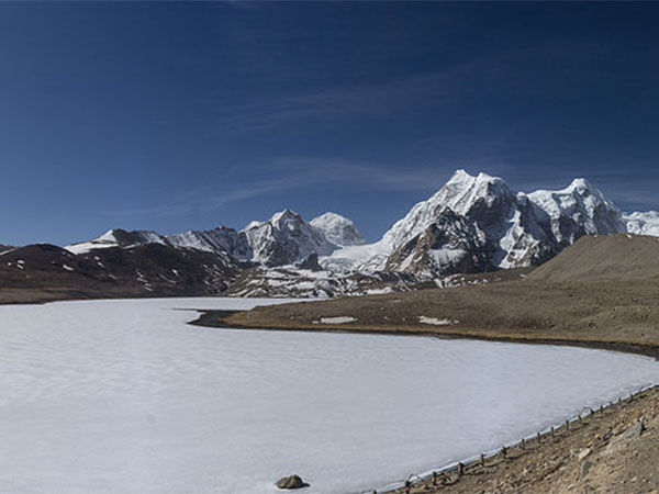 2. गुरूडोंगमर झील