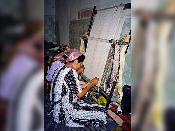 सिल्क बुनने की फैक्ट्री