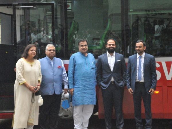 देश की पहली इलेक्ट्रिक डबल डेकर वातानुकूलित बस 'स्विच ईआईवी 22'