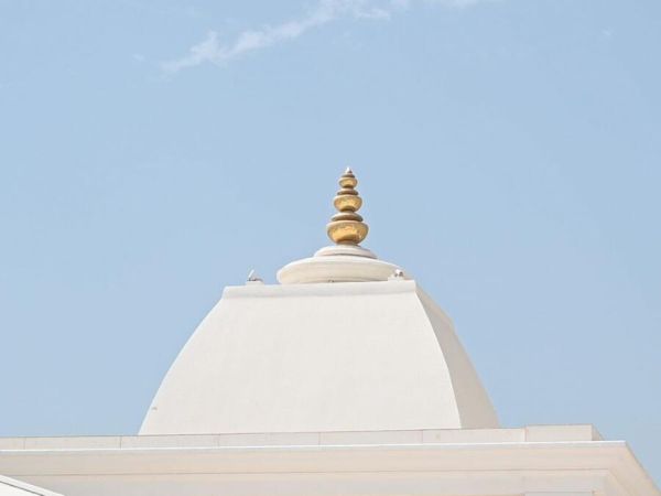 हिंदु मंदिर के अलावा सिख गुरुद्वारा और कई चर्च भी