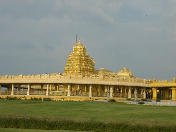मंदिर में दीवारों पर करीब 15 सोने की परतें